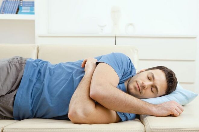 Postura incómoda ao durmir como causa de dor lumbar